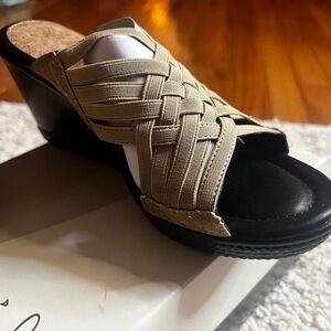 Soft Styles  Tan Wedge Cork Shoes with Intricate Woven Design size 7.5 NIB